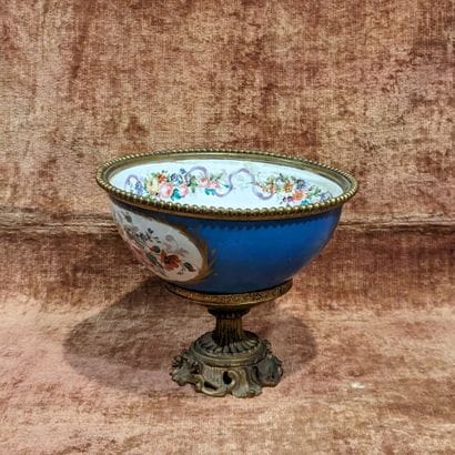Coupe en porcelaine à décor de personnages...