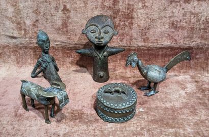 Ensemble de quatre statuettes en bronze et...