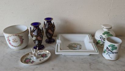 Bibelots : petit cache-pot en porcelaine...