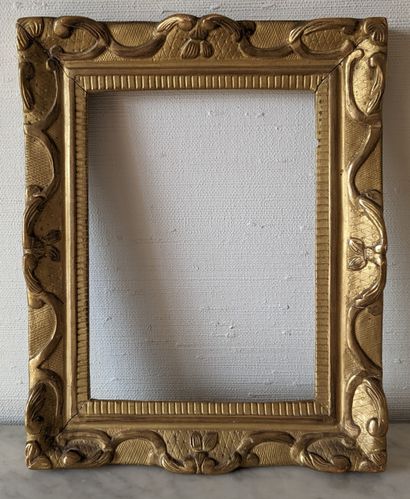 Petit cadre à entourage en bois doré, à décor...