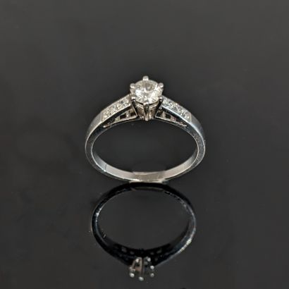 Bague en or gris 18K (750), ornée d'un diamant...