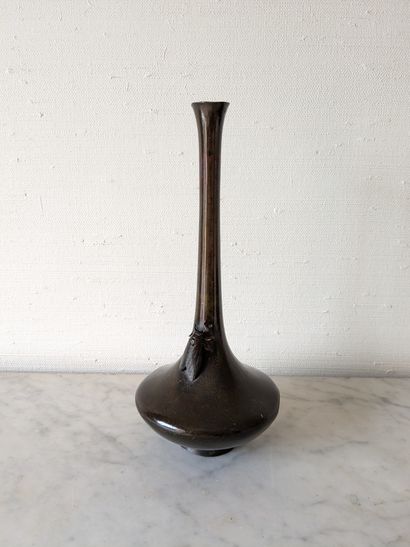 Vase à haut col, en bronze, appliqué d’une...