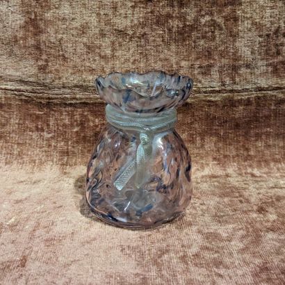 Petit vase aumônière en verre nuagé et irisé,...