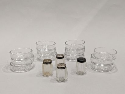 Suite de quatre salerons en verre faceté,...