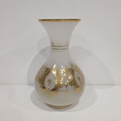 Grand vase balustre en opaline à décor en...