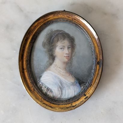 Miniature ovale représentant une jeune femme,...