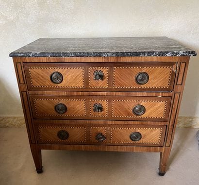 Wooden chest of drawers inlaid with fillets,...