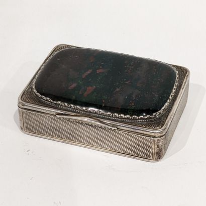 Rectangular silver box (800), with guilloché...