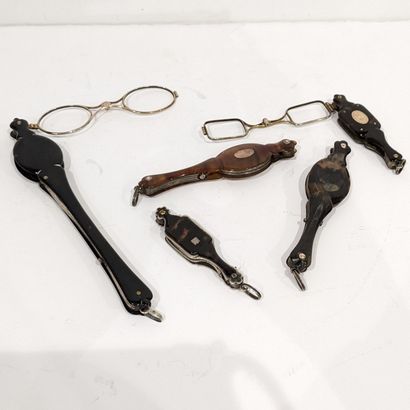 Five face-à-hands in brown or blond tortoiseshell...