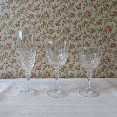 Set of crystal glasses cut with diamond shapes...