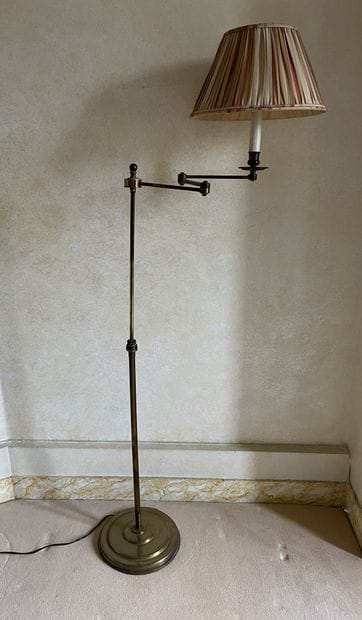 Varnished brass reading lamp with one articulated...