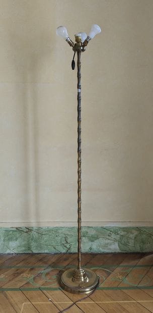 Floor lamp in varnished brass, the shaft...
