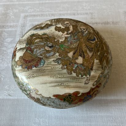 Round Satsuma earthenware box, decorated...
