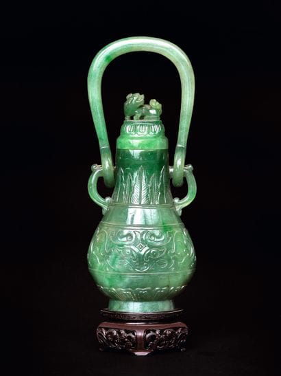 CHINE - XIXe siècle. Petit vase en jadéite...
