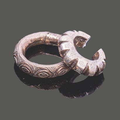 Deux bracelets jonc en argent (800) : le...