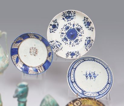 Trois assiettes et coupe en faïence émaillée...