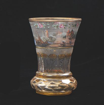 Petit vase cornet en cristal taillé de canaux...