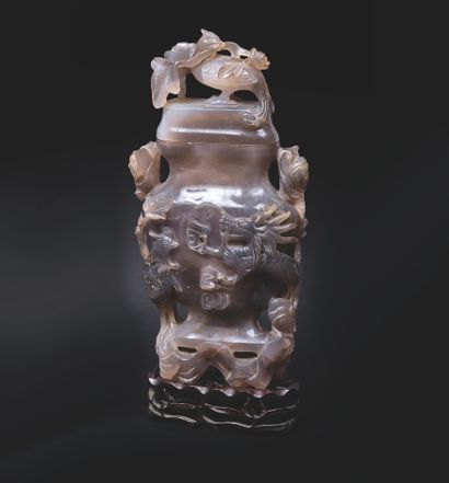 JAPON - Début XXe siècle. Grand vase en agate...