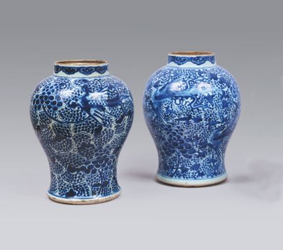 CHINE - Epoque KANGXI (1662-1722). Deux potiches...