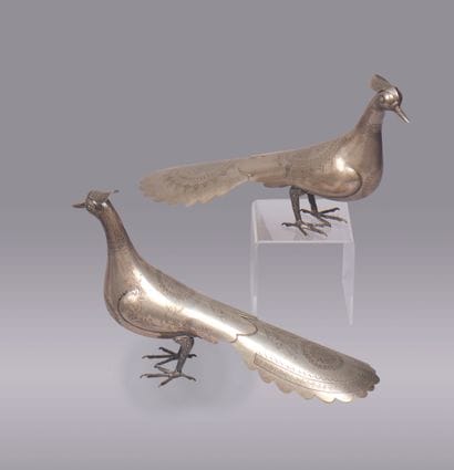 Paire de paons en argent (800), à décor de...