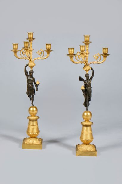 Paire de candélabres en bronze patiné et...
