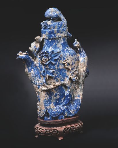 CHINE - XIXe siècle. Grand vase en sodalite...