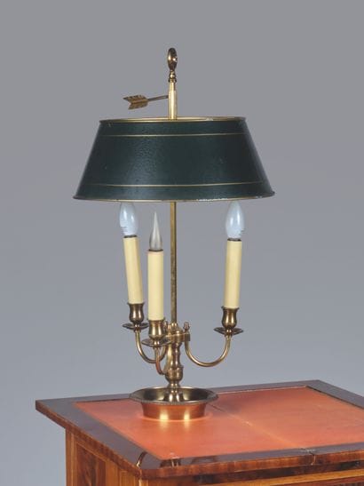 Lampe bouillote en bronze doré, à trois lumières....