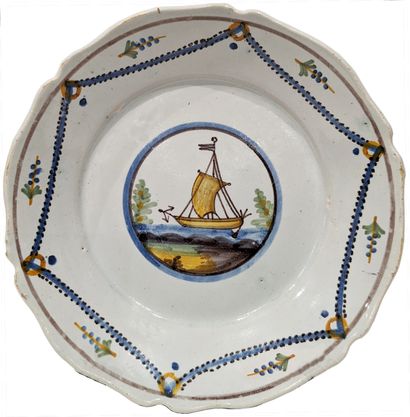 Nevers, XVIIIe siècle. Assiette en faïence...