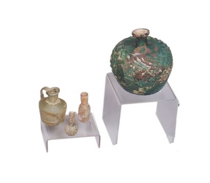 Verres irisés : - petit vase globulaire à...