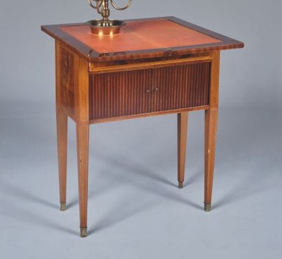 Petite table à écrire en acajou marqueté...