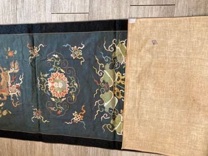 CHINE - XIXe siècle. Trois panneaux de décoration...