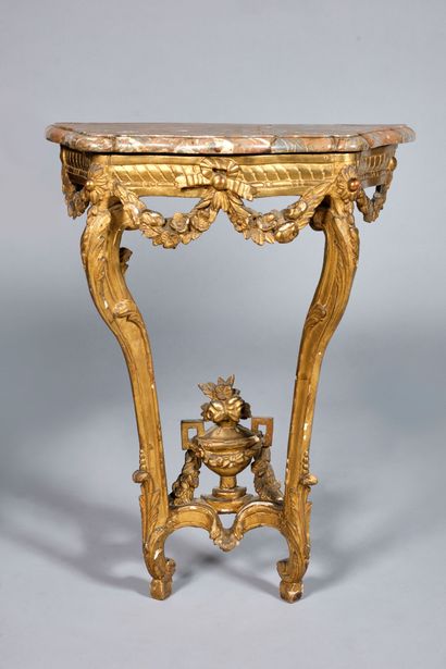 Petite console galbée en bois doré, la ceinture...