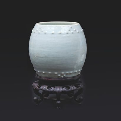 CHINE - XIXe siècle. Pot en porcelaine à...