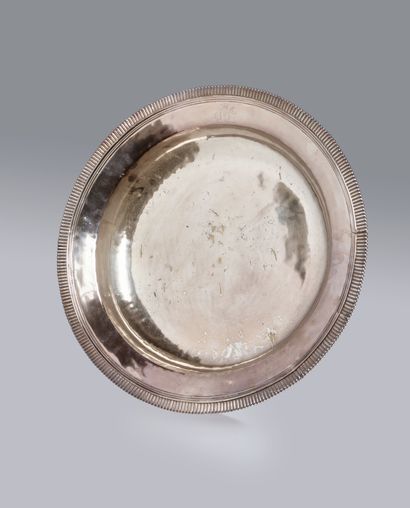 Grand plat rond et creux en métal argenté,...