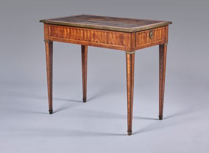 Petite table à écrire rectangulaire en bois...