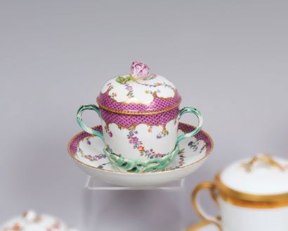 Meissen, XVIIIe siècle. Gobelet couvert trembleur...