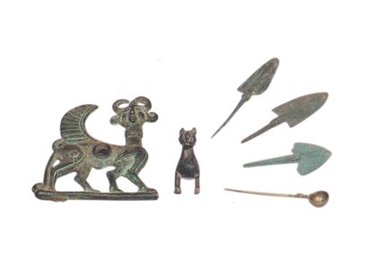 Ensemble d'objets en bronze : - une plaque...