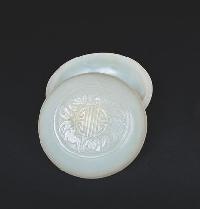 CHINE - XIXe siècle. Boîte ronde en néphrite...