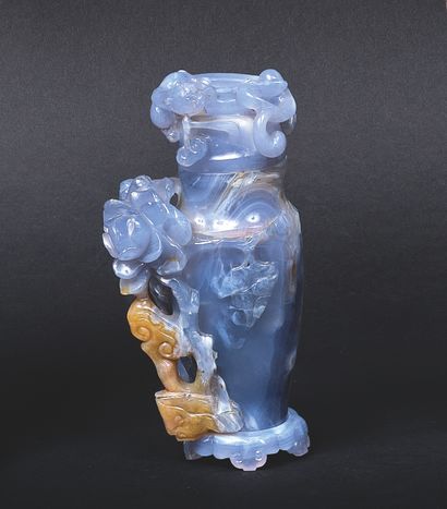 CHINE - Fin XIXe siècle. Vase en en calcédoine...