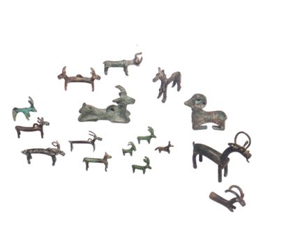 Ensemble de seize figurines de cerfs, chevaux...