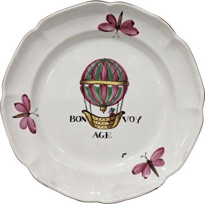 Est de la France. Assiette en faïence à décor...
