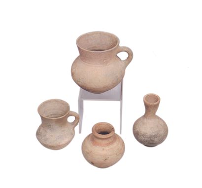 Ensemble de quatre petits vases balustres...