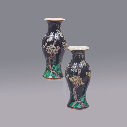 CHINE - XIXe siècle. Paire de vases balustres...