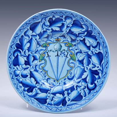 Venise, vers 1560. Petit plat à fond bleu...