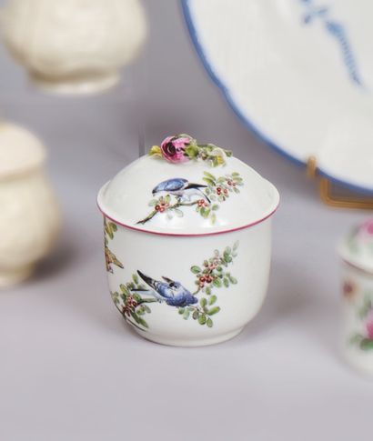 Mennecy, XVIIIe siècle. Sucrier en porcelaine...