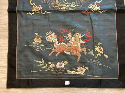 CHINE - XIXe siècle. Trois panneaux de décoration...
