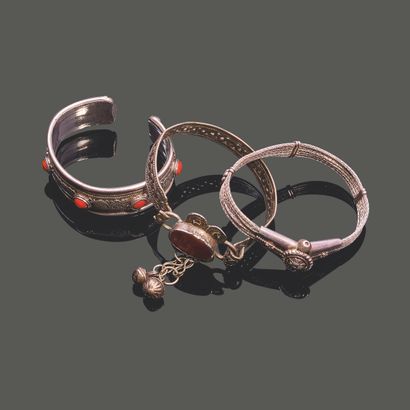Trois bracelets en argent (800) : le premier,...