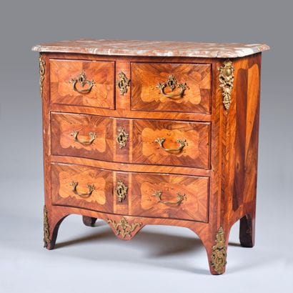 Petite commode à façade galbée, en bois de...
