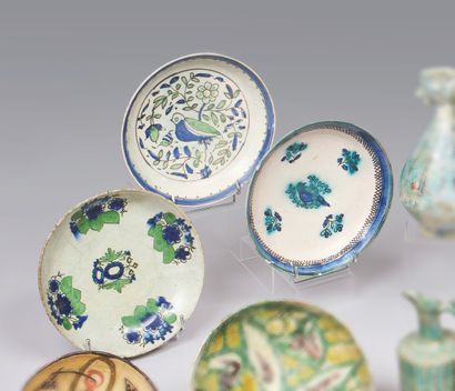 Trois assiettes en céramique émaillée à décor...
