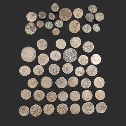 Ensemble de trente-six monnaies anciennes...